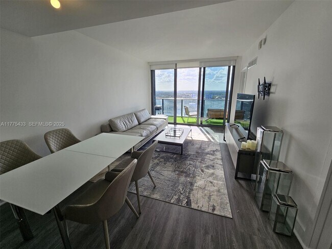 Building Photo - 121 NE 34th St