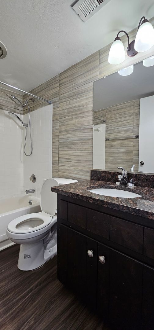 Building Photo - Spacious 1-Bedroom Apartment in Peaceful K...