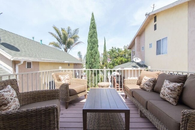Building Photo - Gorgeous Upstairs unit with downtown view ...