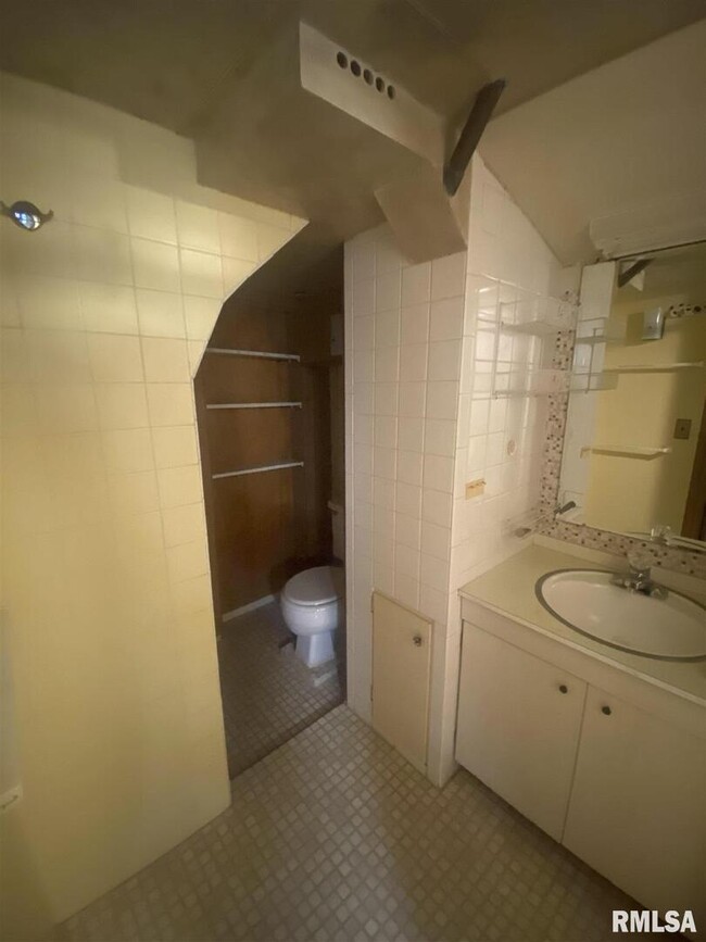 Building Photo - 2733 E 18th St