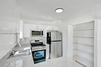 Building Photo - 3398 NE 9th Dr