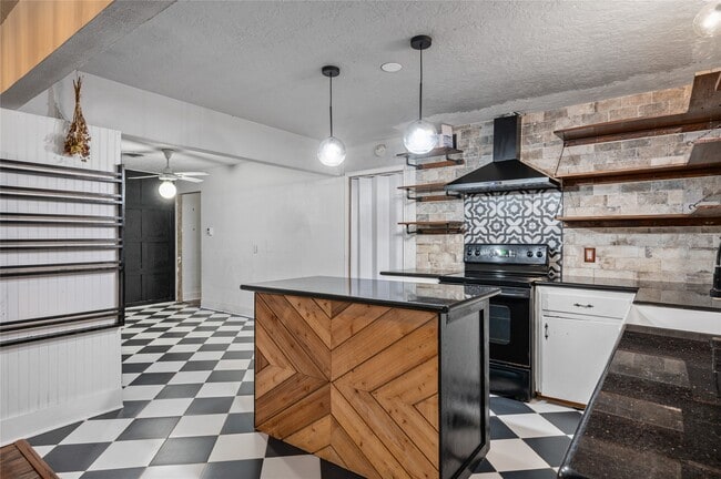 Building Photo - 1219 Park Ln