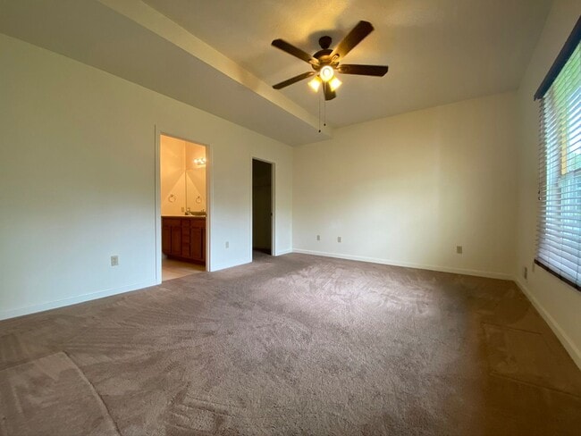 Building Photo - 3 bedroom, 2.5 bath spacious townhome