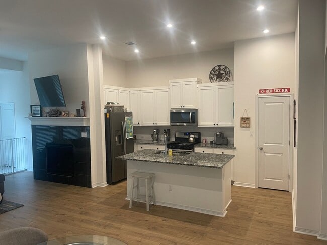 Building Photo - Gorgeous 3 Bed 2 Bath Home in La Cima with Fenced Yard!