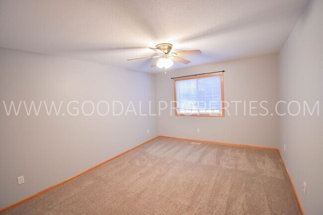 Building Photo - Beautiful 2 bedroom, 2 bath Town house in West Des Moines with 1-car attached garage