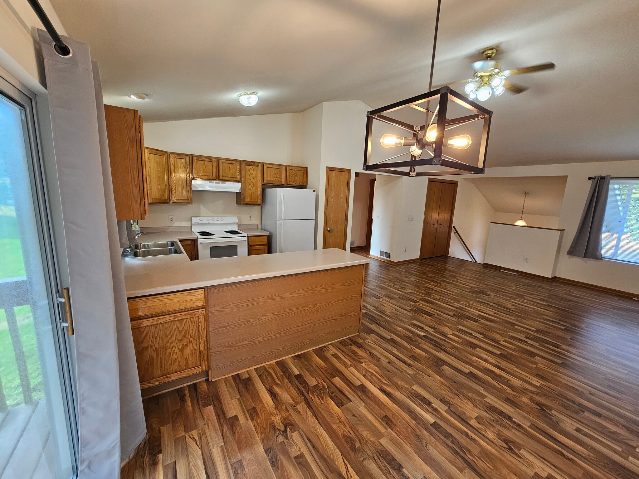 Large Kitchen - 609 Eagle Crest Ct