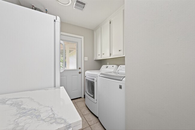 Building Photo - 105 Glenmora Ct