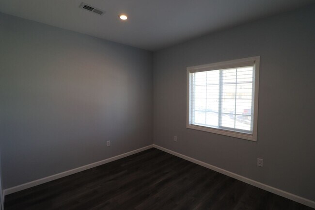 Building Photo - Complete remodel ready for rent!