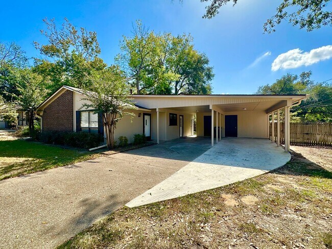 Building Photo - Spacious 2 Bedroom 1.5 Bath Rental on a Corner Lot! Tour Today!