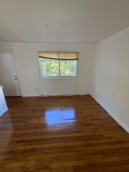 Building Photo - 161 Martin St