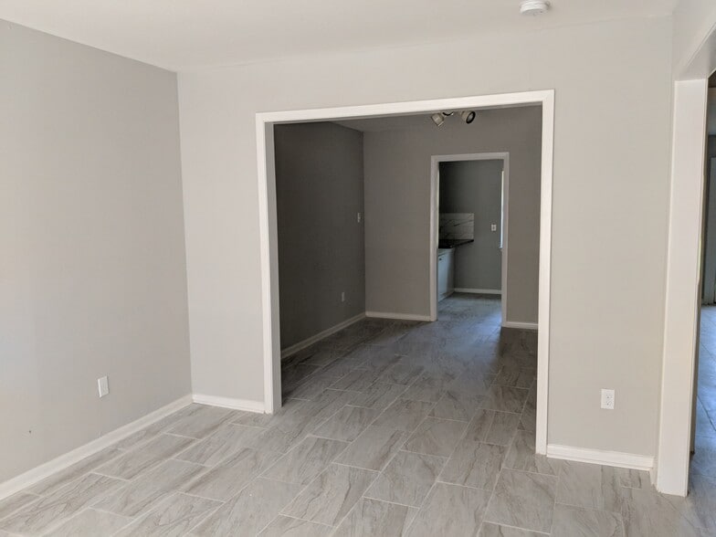 View of the formal dining area leading to the kitchen - 5478 Birdwood Rd
