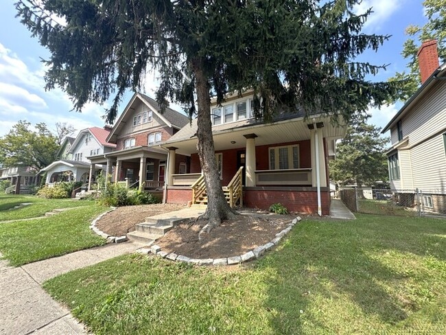 Primary Photo - 6 Bedroom on Campus