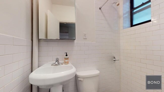 Building Photo - 324 E 91st St