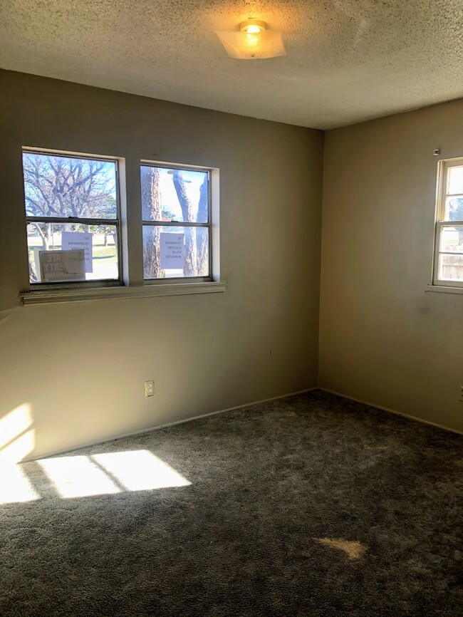 Building Photo - 2827 Oak Dr