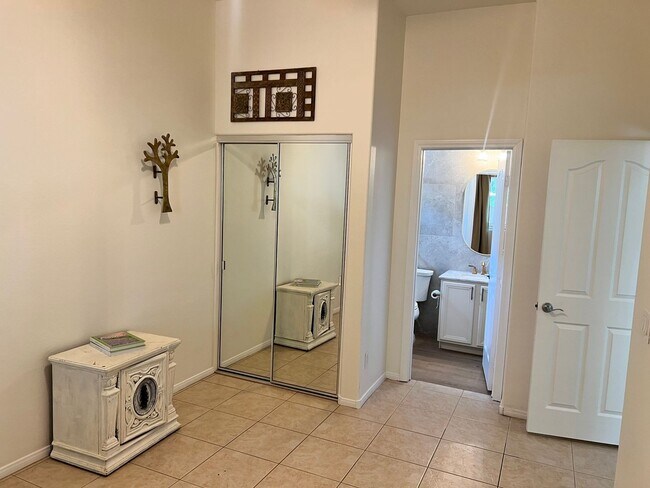 Building Photo - Electric and Solar included in rent
