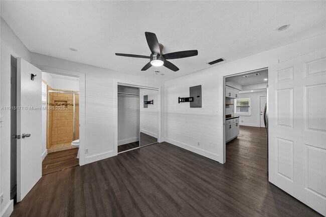 Building Photo - 924 NE 17th Terrace