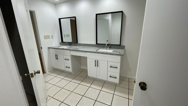 Building Photo - Large 2/2 duplex with a 2 car garage