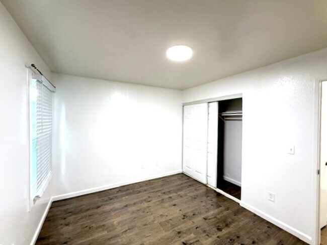 Building Photo - 1800