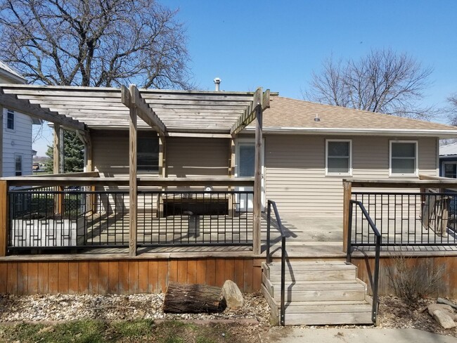 Building Photo - BEAUTIFUL UPDATED 3 BEDROOM 2 BATH HOUSE!