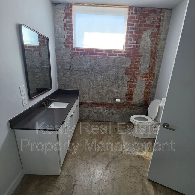 Building Photo - 136 E Cypress St