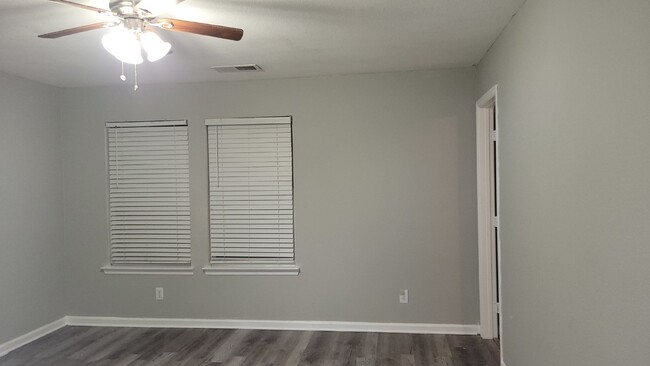 Building Photo - $500 off one month.  Section 8 accepted wi...