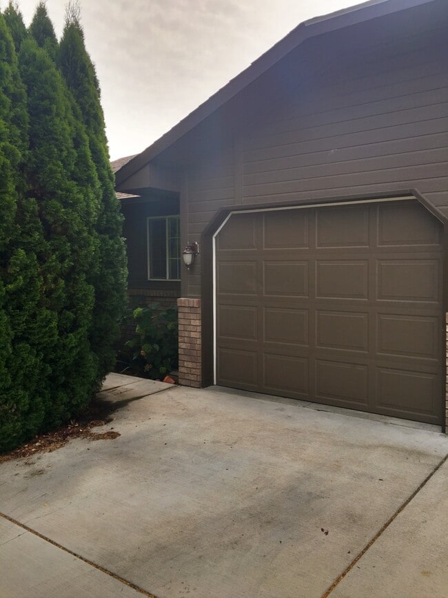 Building Photo - 809/811 Jamie Drive