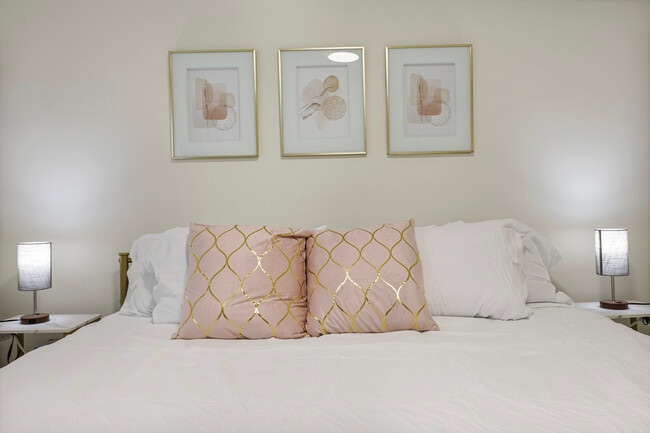 Building Photo - 366 N Hemlock Ave