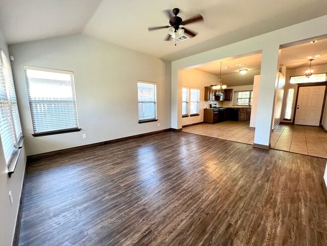Building Photo - Home in the VALENCIA neighborhood in Edmond!