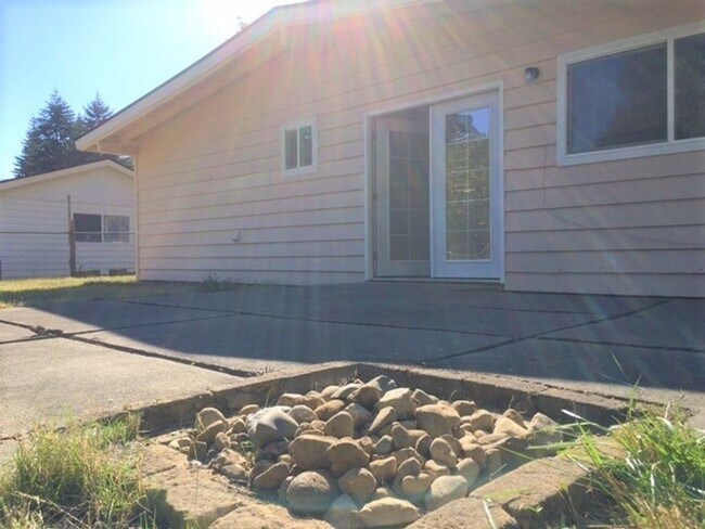 Building Photo - Sweet and Charming Rambler Available April...