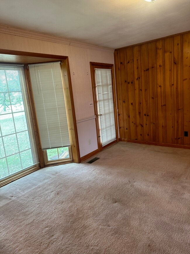 Building Photo - 303 Kansas Ave