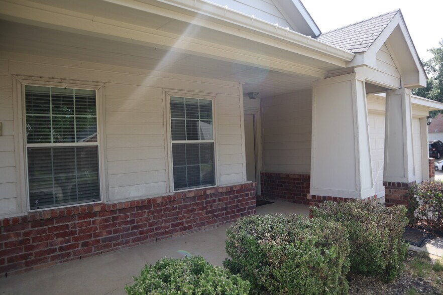 Building Photo - 1000 Warbler Ln
