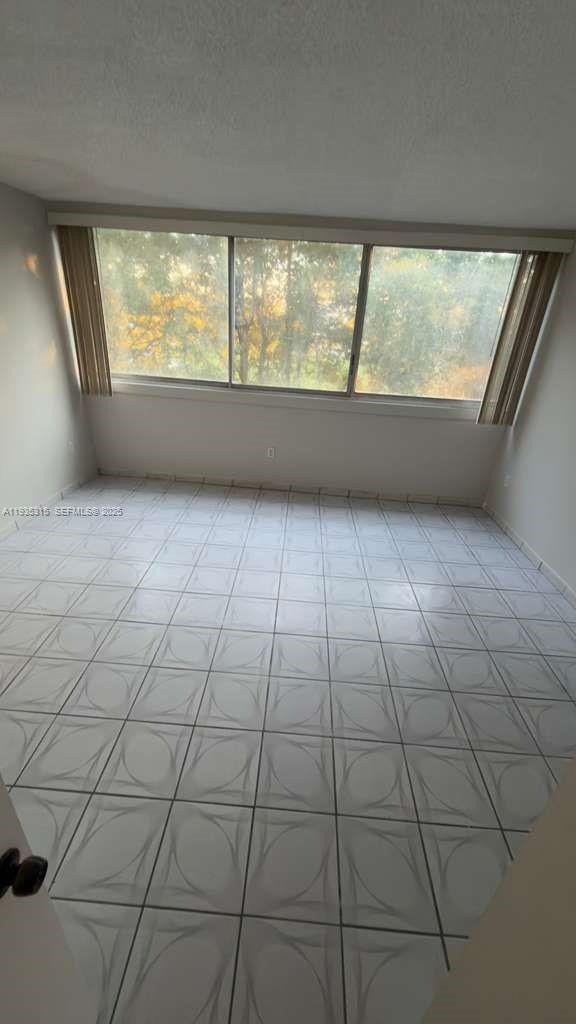 Building Photo - 1750 W 56th St