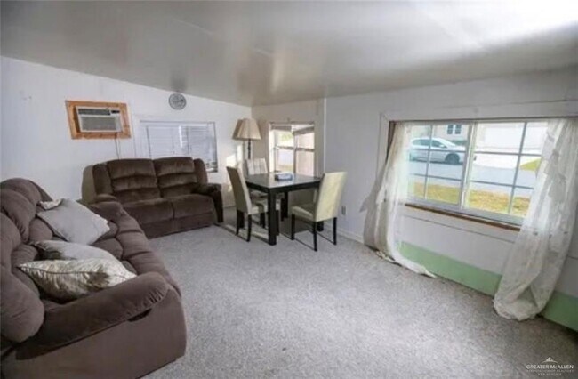 Building Photo - 910 S Palmera Dr