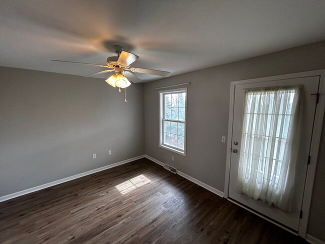 Building Photo - Cozy 2-Bedroom Condo in Exclusive Beachfro...