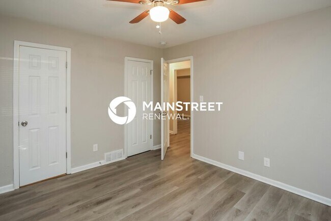 Building Photo - 3 Bedroom Pet-Friendly Home in Kansas City, MO with Main Street Renewal