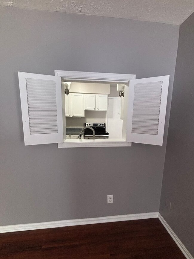 Building Photo - 6970 Carriage Hill Dr