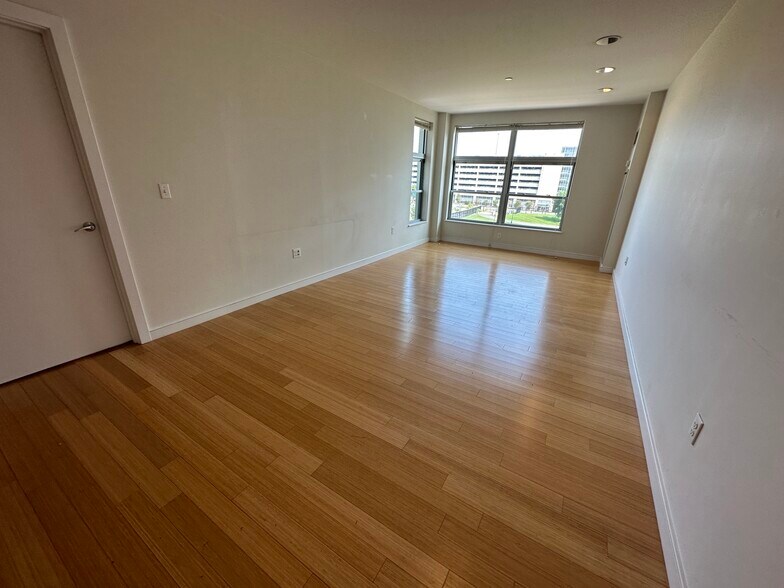 Building Photo - 587 Albany St