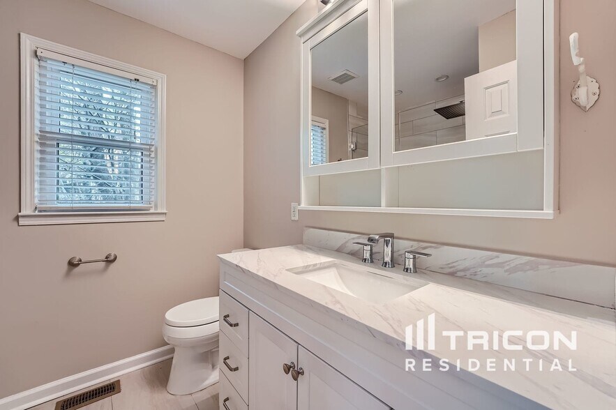Building Photo - 1366 Oleander Dr SW