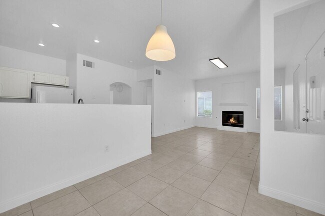 Building Photo - 2 BEDROOM 2 BATH CONDO NEW FLOORING