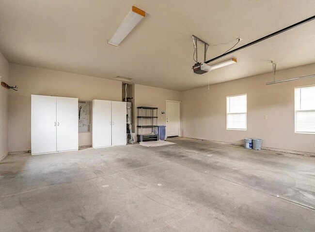 Building Photo - Custom Built 3/2
