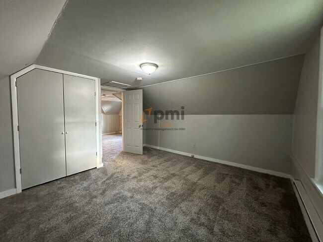 Building Photo - 2122 Elston St