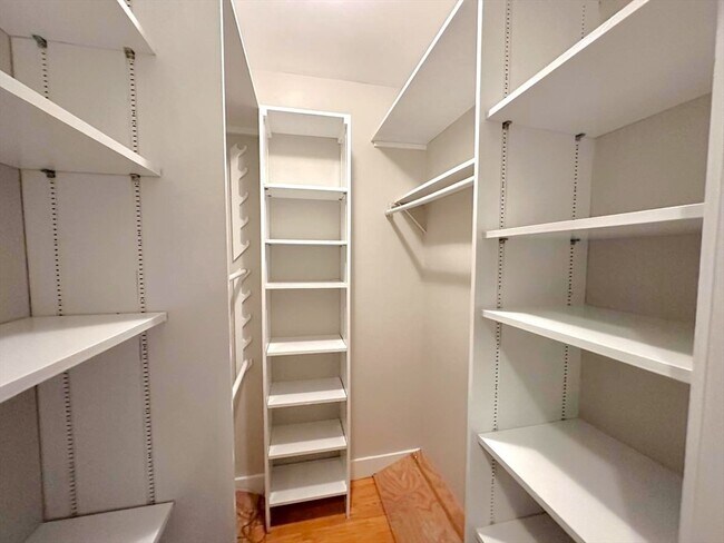 Building Photo - 32 Gloucester St