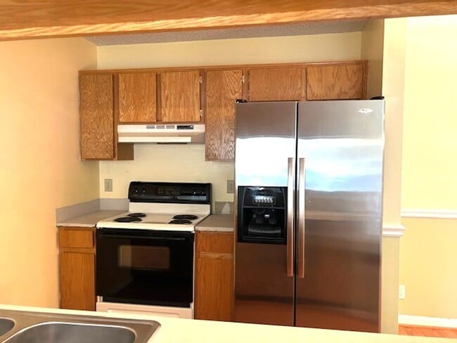 Building Photo - Two Bedroom 2 Bath Townhome