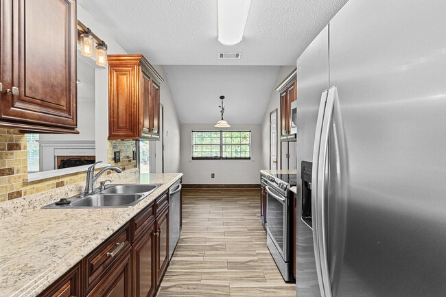 Building Photo - 5 Astor Ct