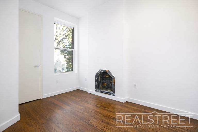 Building Photo - 3 BED 1.5 Bath in Bed Stuy