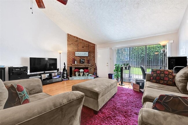 Building Photo - 2215 Saradon Dr