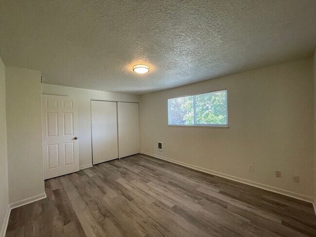 Building Photo - Spacious 2 Bed 1.5 Bath Apartment in Gresham - Newly Renovated w/ Washer & Dryer!