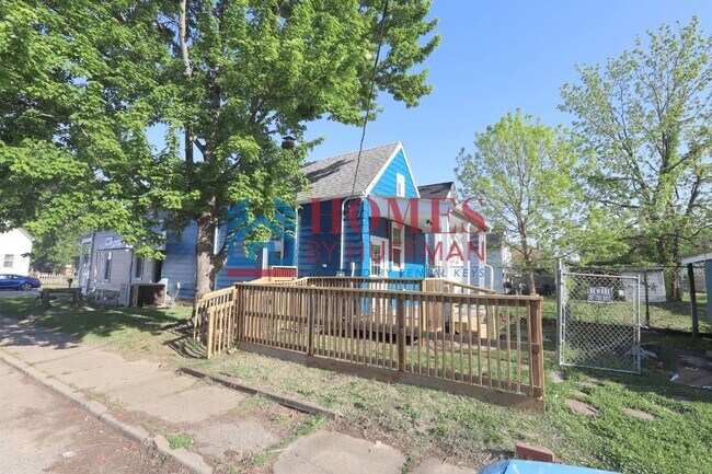 Building Photo - Two Bedroom House | Garage