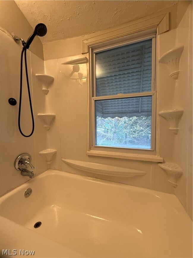 Building Photo - 1427 E 252nd St