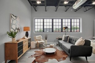 Building Photo - 4651 Hampton Ave